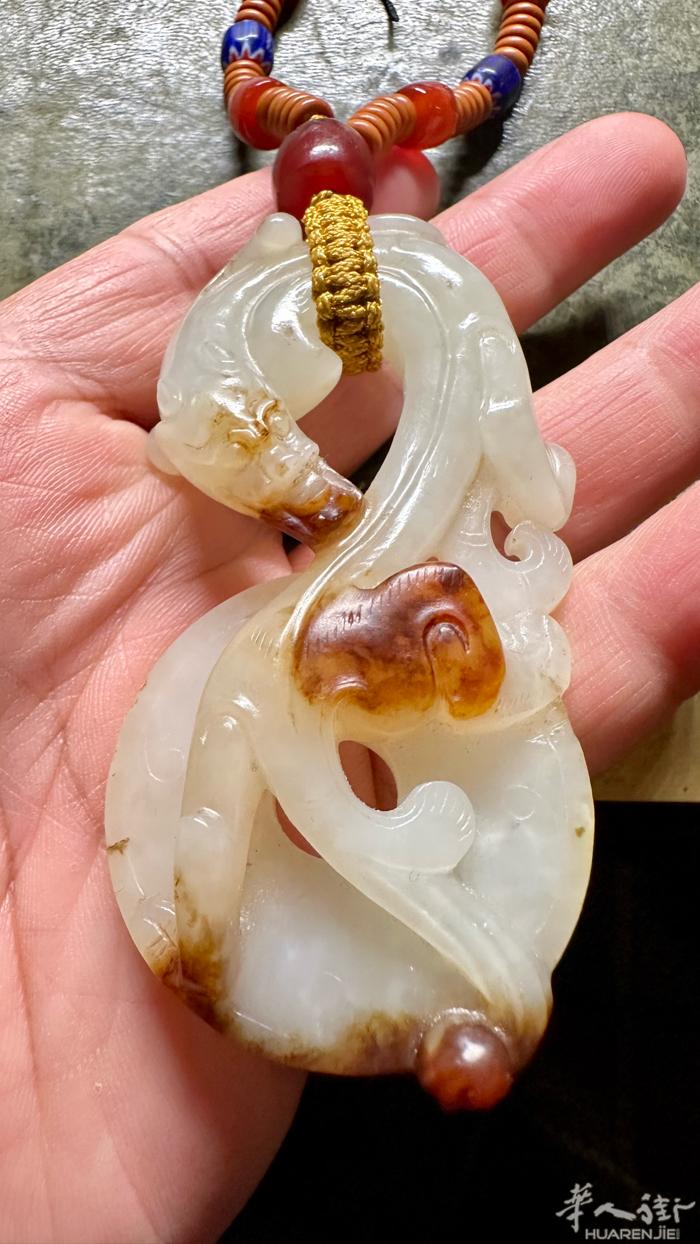 和田玉出廓玉龙璧，玉质白而细腻带原皮，8公分长度，配珠为酒红西周玛瑙。