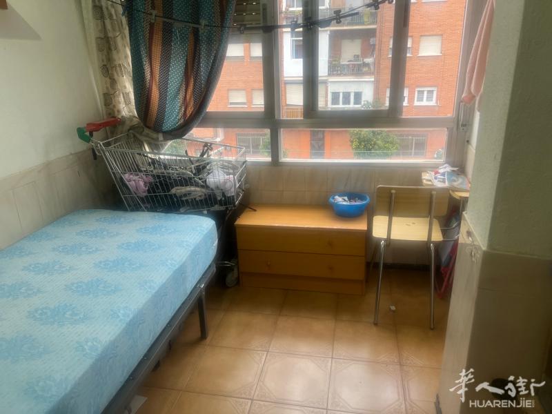 GETAFE地铁口旁边有单人房出租有210、270全包不包括暖气空调