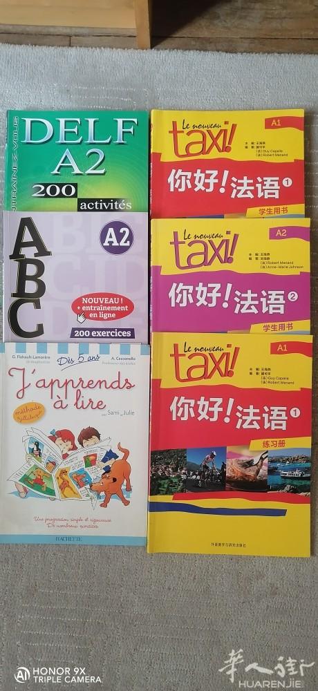 出A1 A2的教材书，送空白的练习本和一个法语王，共30欧