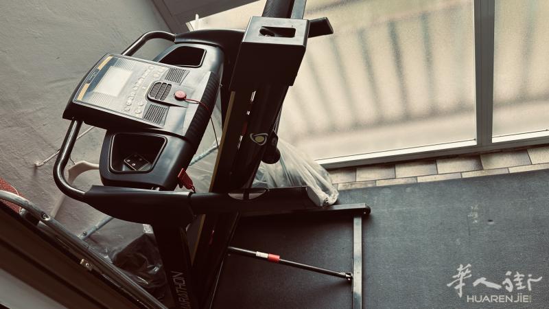 跑步机，9新。180欧出。