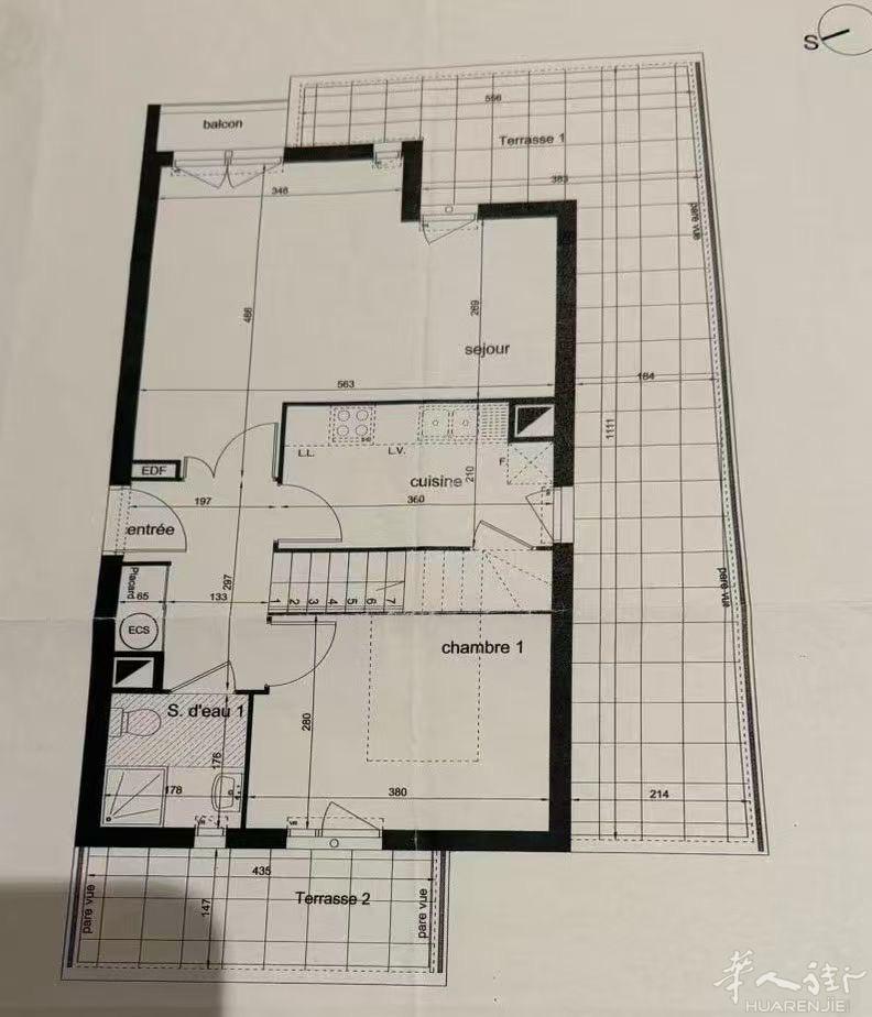 93- La Courneuve - 车站边出售：一套四房一厅复式公寓，带大露台和阳台，建于2010年面积为95平方米+3个阳台一共35平公寓位于La Courneuve–Aubervilliers RER B 车站正对面，附近有多条公交线路，生活便利，周边配套齐全（商店、学校等）。房屋布局如下：下层：带衣柜的玄关、客厅、厨房、一间卧室、一间带厕所的淋浴间，以及通往上层的楼梯。每个窗户均可通向露台或阳台。上层：三间卧室，其中一间为带独立卫浴的主卧套房，另有一间浴室、独立卫生间和衣柜。地下配有一个