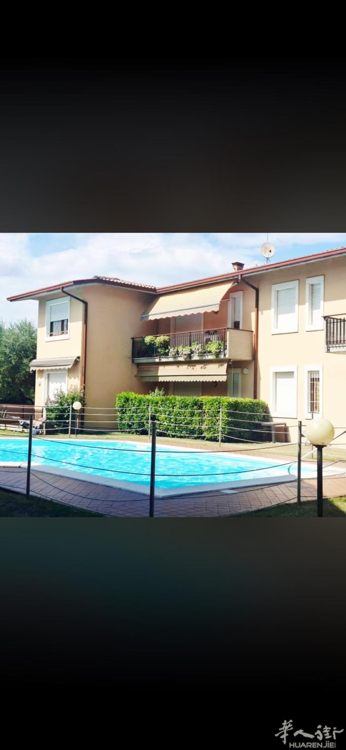 Desenzano del Garda（BS） 住宅区内带游泳池出售  €250