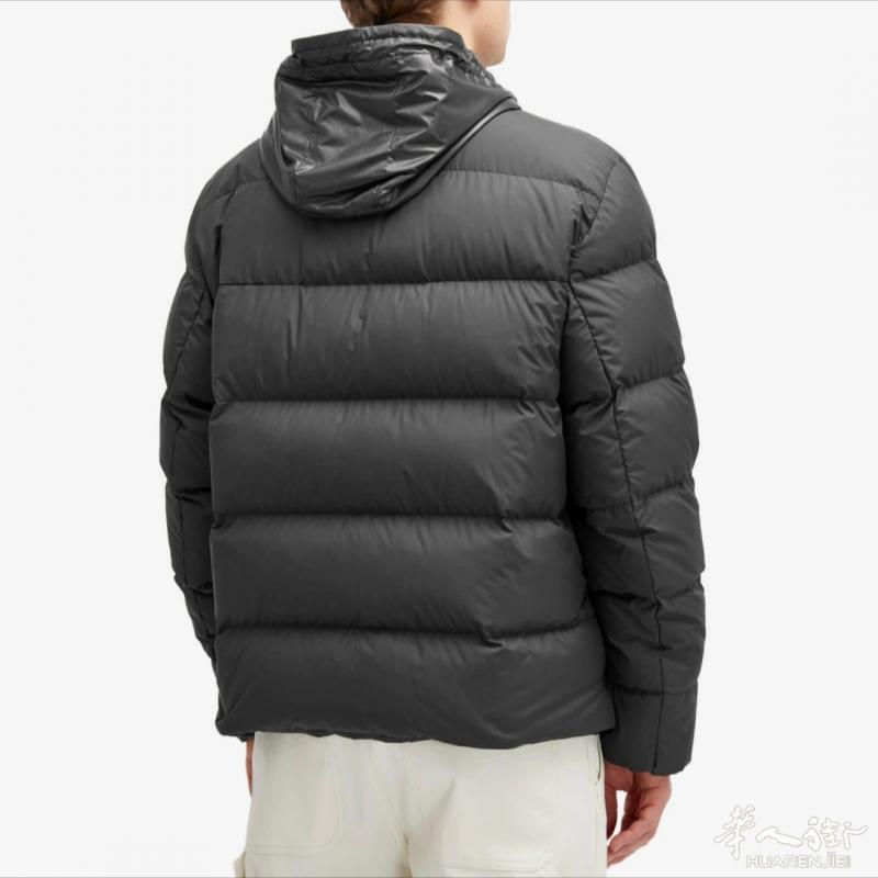 MONCLER 全新男款三合一羽绒服出售。颜色：黑码数：3 （介于M和L）