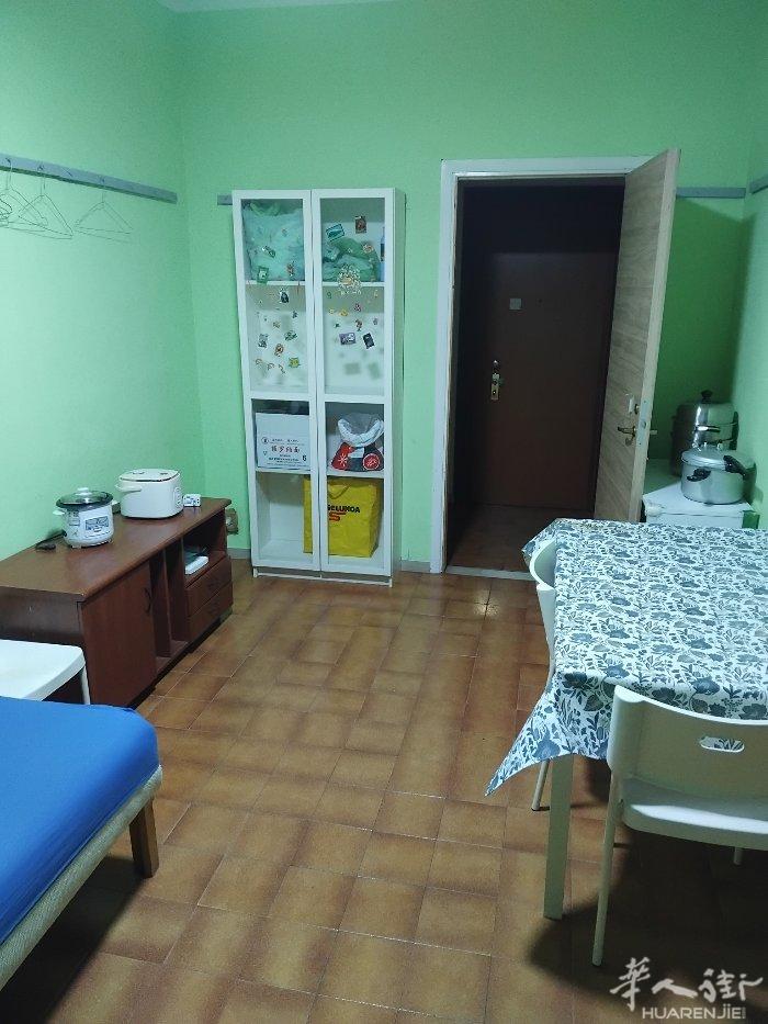 米兰绿线cologno monzese 有一小房间搭铺，住家人少肃静，房租260