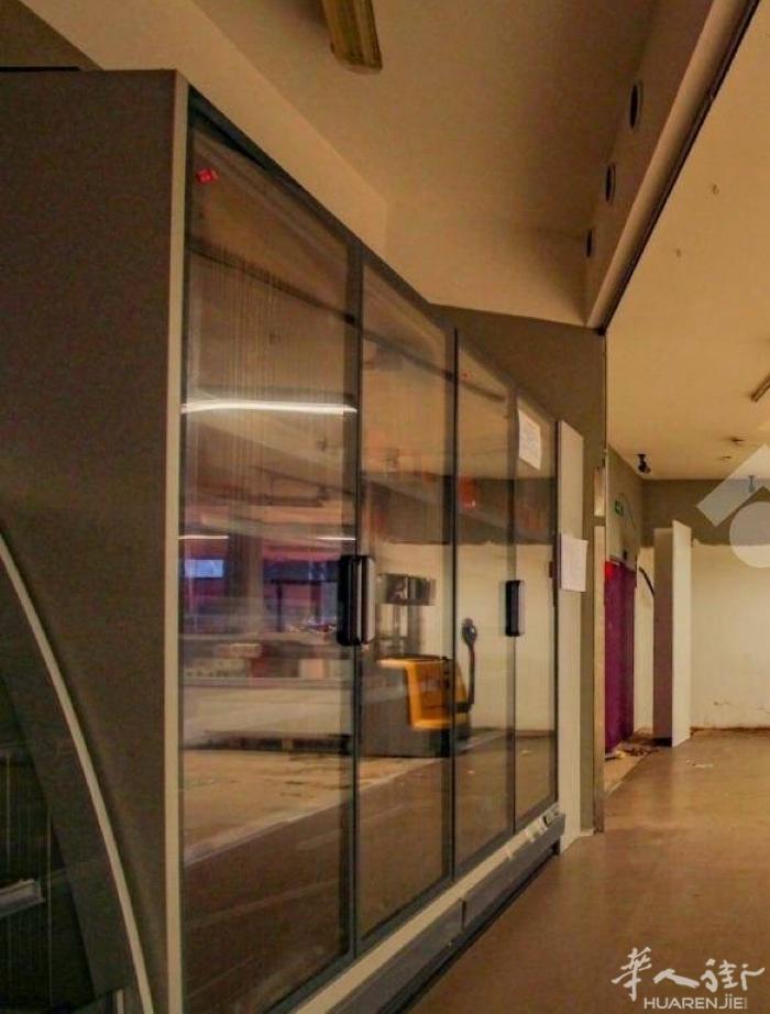 出二手冰箱冰柜 适合超市 照片模糊 具体位置在Bologna周边 都是大型的 非