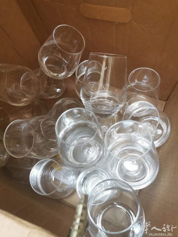 出售餐馆用水杯30个左右1€一个