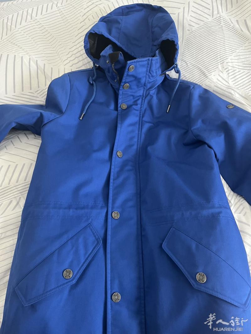 出一件防水棉服，质量很好，由于自己长胖了，穿着有点
