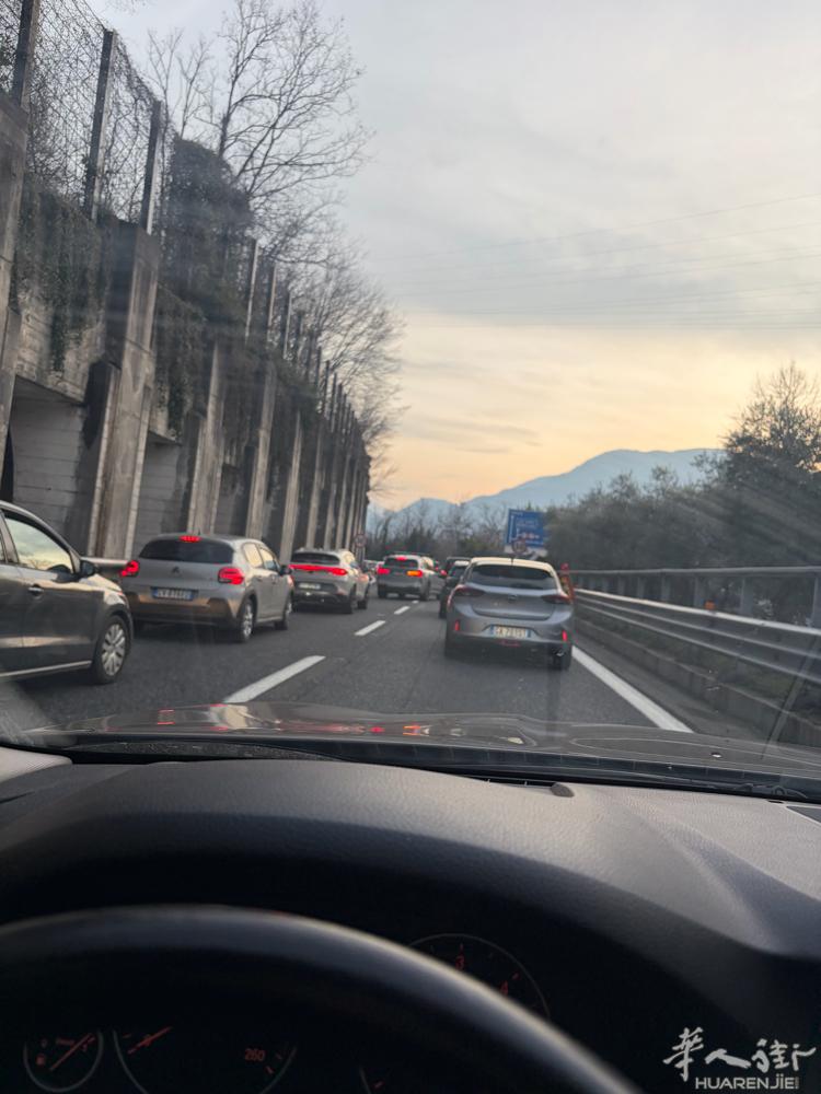 今天24号宝马豪华车从威尼斯去米兰，沿途带人带物，微信zxiaojieg