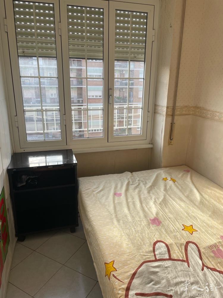 VIA PRENESTINA 263号 后面 有个带窗户的小房间出租  交通方便