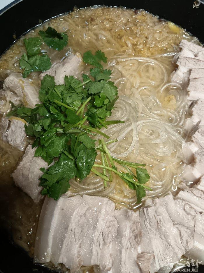 血肠，10欧一份，酸菜炖五花肉（没有粉条哦）10欧一份，数量不多，欢迎新老顾客下
