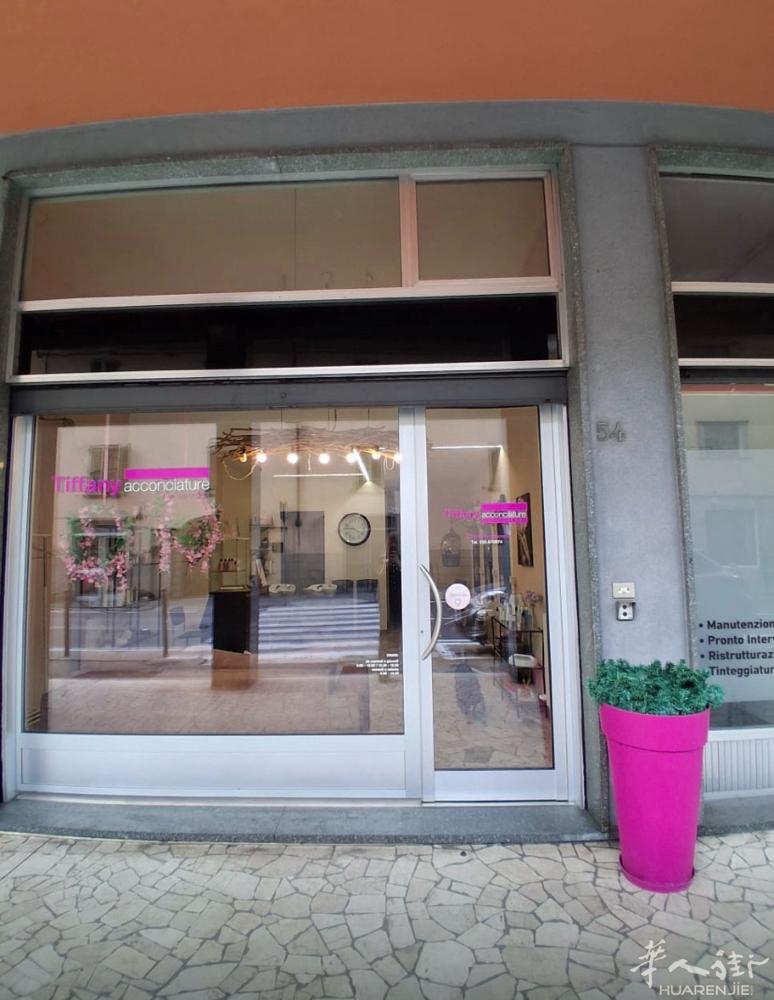Bergamo附近一老外理发店转让，位置佳，装修好！合同是去年刚重新写的6+6，