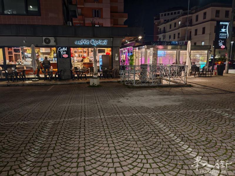 极品 低价 酒吧 位于Pescara 大区。具体在 chieti scalo火车