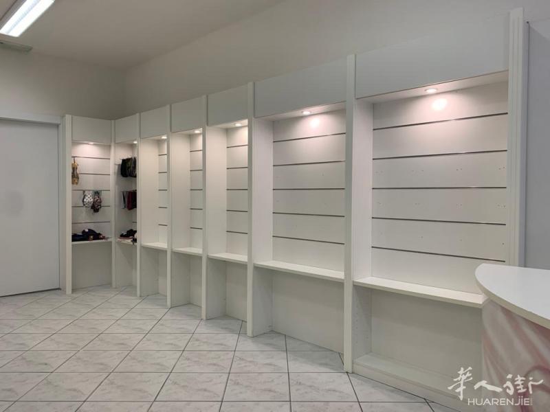原饰品店面的家具， 灯箱，如图所示。
