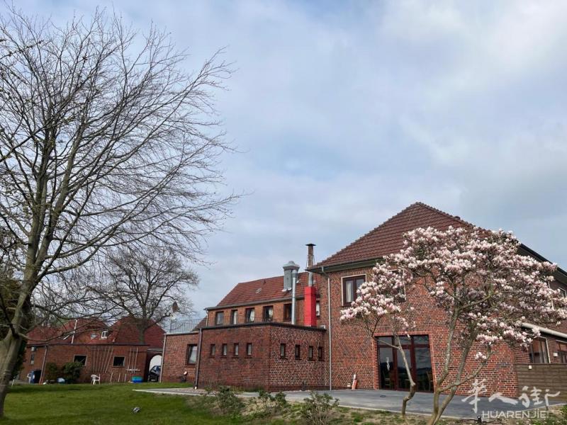 不来梅周边五年前新装修餐厅出租出售，餐厅面积近550平，一楼住家16房间近450