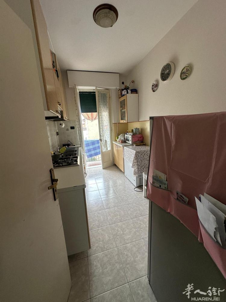 Prato strozzi 小coop 附近三房一厅套房出售，两个大房间，一个小