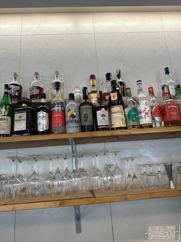 成心招聘一名酒吧调酒师做晚班🈶责任心男女不限有意者电话3313477047工资