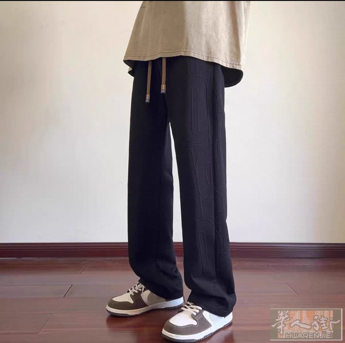 两条新裤子,刚从中国寄出来，标签还在，尺码不合适，适合160斤以上的男士穿，，2