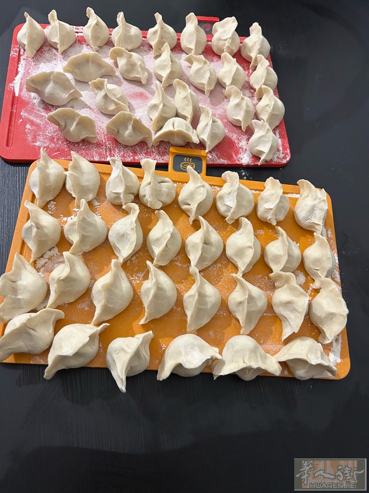 饺子粘豆包，自己买材料饺子吃的放心，有意者请联系我，在国内开10年的饺子馆口味，