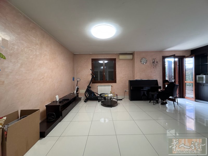 🏡出售：tavola /iolo联排别墅 面积：280平米，车库，前后院子 格