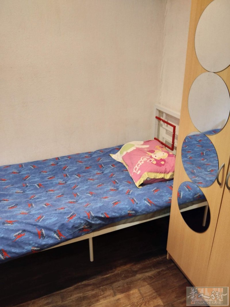 loue chambre meublé, chauffage centrale à 7mn de la station : le bourget ( RERB ou T11) bus . 152,607,609,148,143.