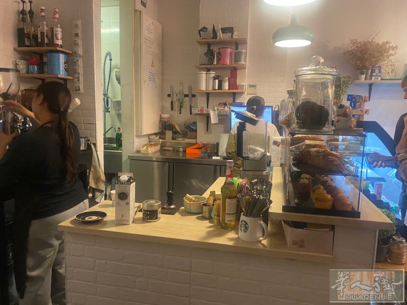Pastelería: San bernardo  店面位于马德里市中心，酒吧一