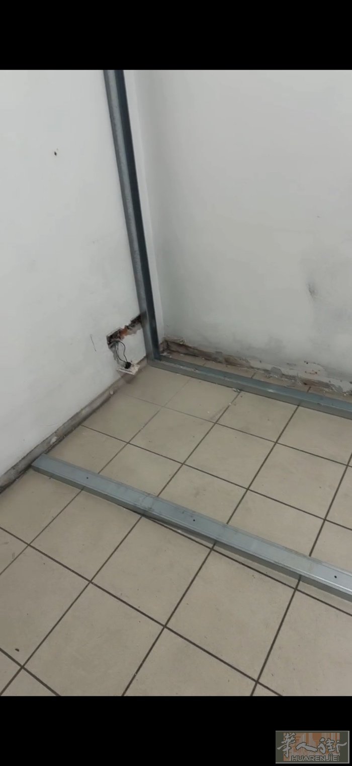 工厂住家，隔房间，刷涂料，安装电路，水路，下水管道，安装马桶，更换马桶。安装热水