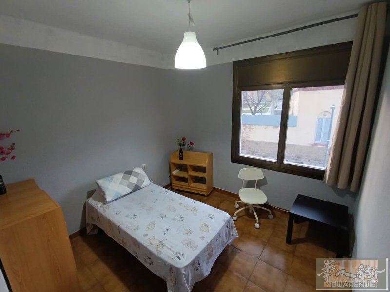 巴塞罗那BADALONA 地铁L2 ,Gorg 站，附近单人间出租