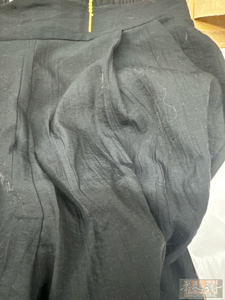 中国街布衣工厂需工人俩名，做松紧腰头裤为主，偶尔有简单上衣，批量大，颜色单一，想