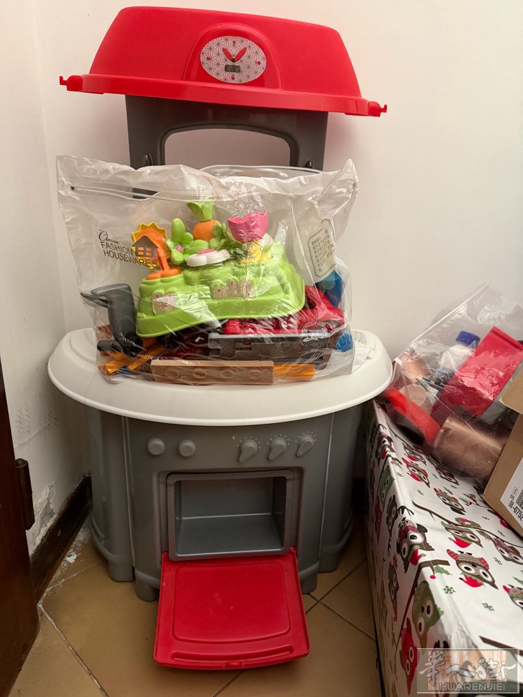 出闲置， 厨房玩具2套， 一堆七七八八的， tavola自取。 20欧全部带走