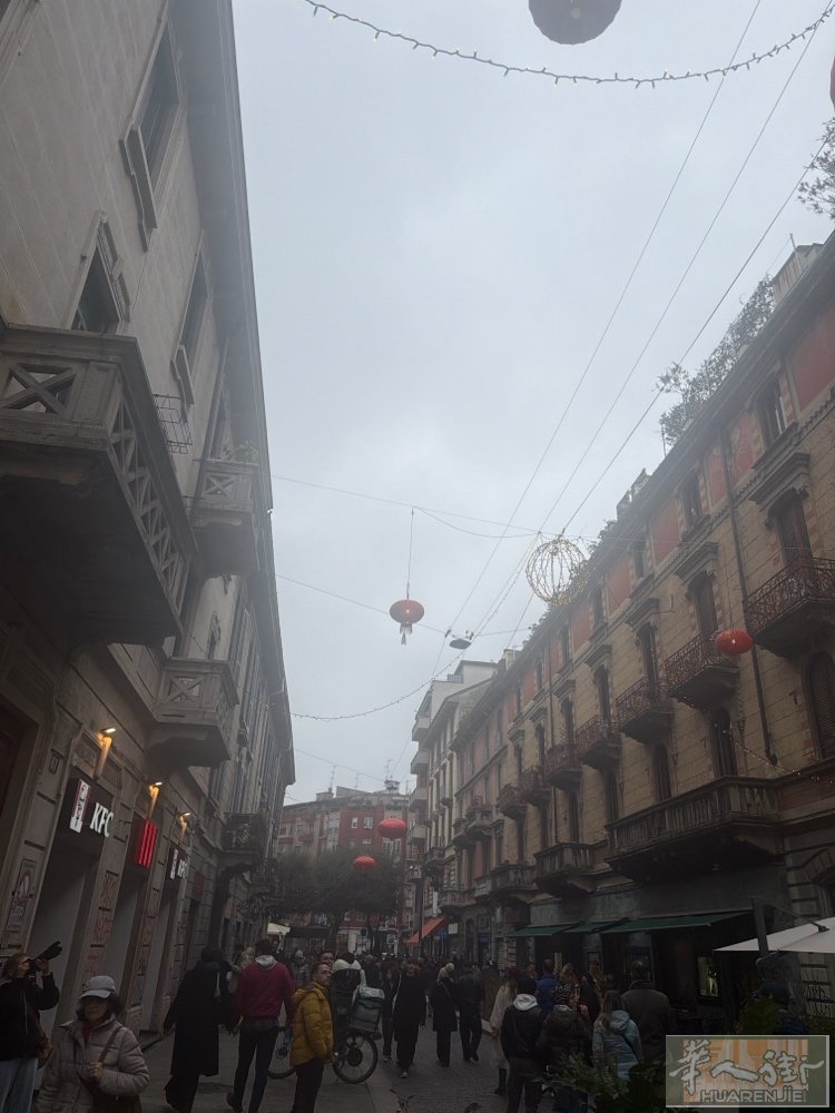 米兰华人街旺铺转让，一个门面，楼层很高、有阁楼、也有地下室，一共100来平方。门