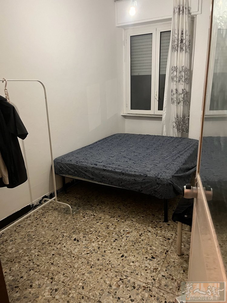 VialeMarche40有一个小房间出租，水电全包有暖气有网络。楼下就是地铁站