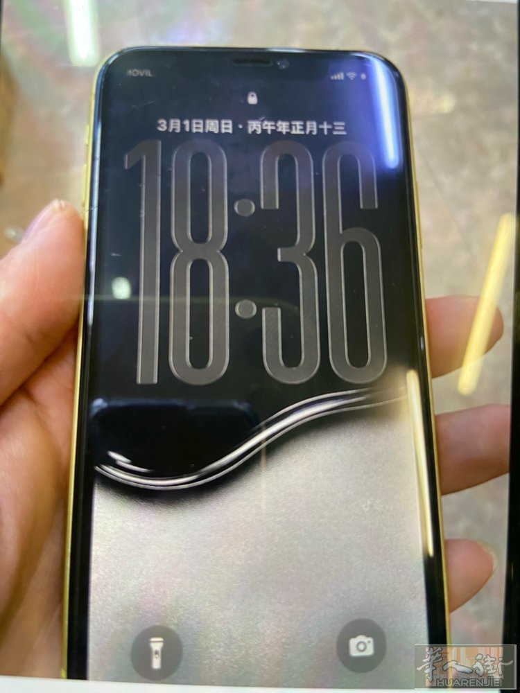屏幕今天摔了下有点问题，便宜卖了，或者我给换后再买也行。 苹果11 黄 打电话联