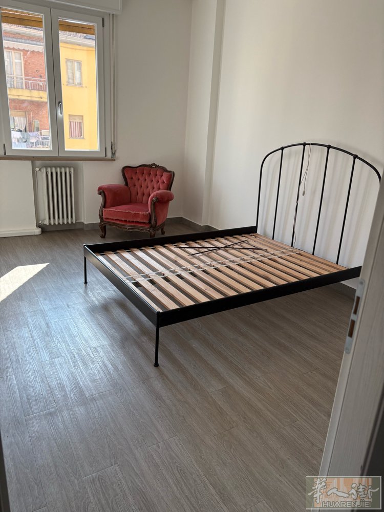 mirandola 市中心房间搭铺，有意者电话联系：3331503486l