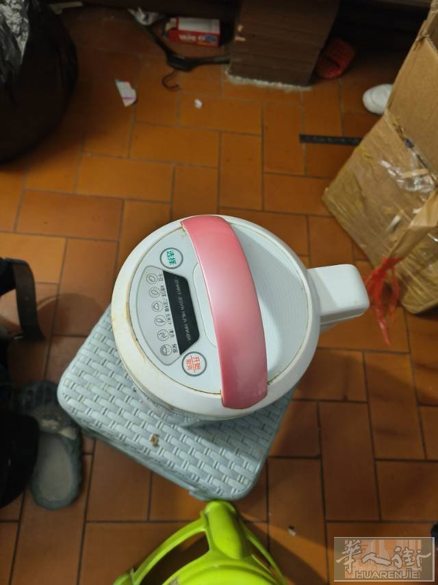 有一台豆浆机八九成新出售.便宜卖25欧   需要者