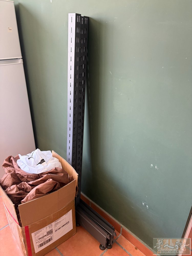 二手货架出售，95新，适合仓库或店铺使用  配置： 	•	立柱：2m × 7个、