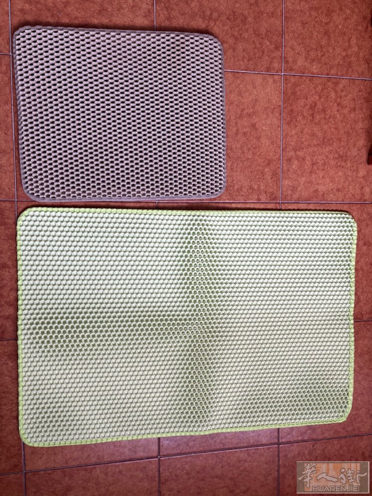 普拉托出2个全新猫砂垫  奶茶色的是九成新，尺寸是40cm*50cm，5欧转 浅