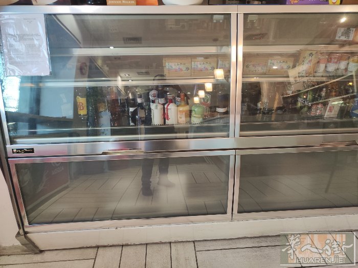 出售一个展示柜和一个做新鲜冰淇淋的机器