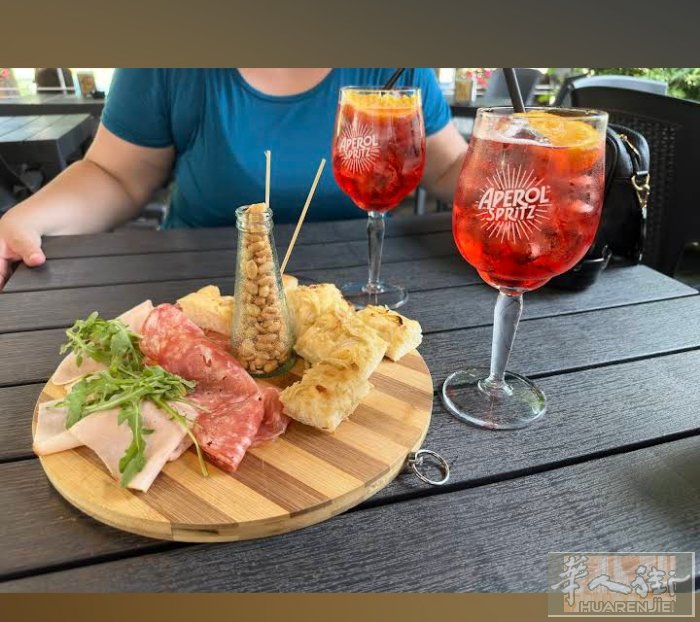 CERNOBBIO （CO） 有意大利退休老人纯酒吧卖。靠美丽的湖边，旅游打点区