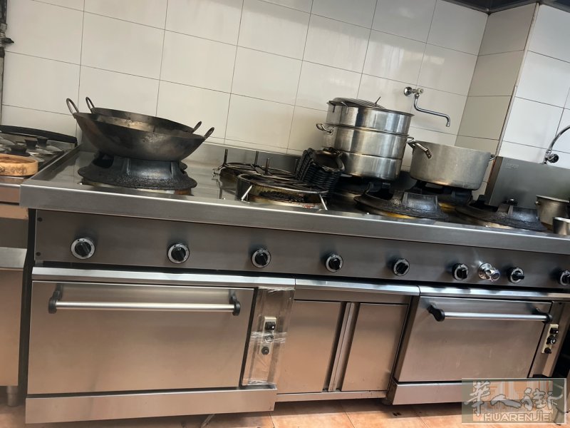 本人出售二手Cucina餐馆用的是靠墙八个火炉头下面二个烤箱2024年的，价格优