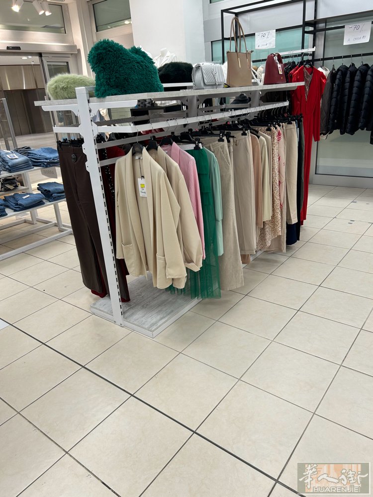 500平方服装店货架出售，9成新都是定制款。