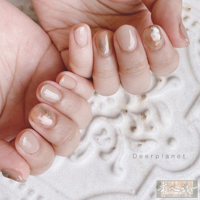 💅意大利本地美甲店 诚聘 招聘岗位：  1. 美甲师父（大工） 要求：技术全面