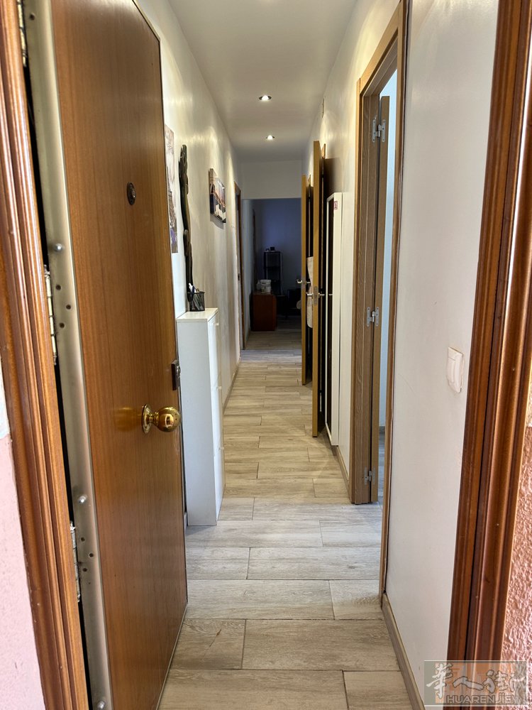六路Lucero地铁口附近有房子出租，6月开始租，房子有三房一厅，离大学城很近,