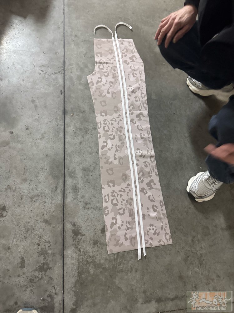 工厂招会打边的工人！ 40岁以内！做过衣服的优先！ 非常简单！ 计件！工资
