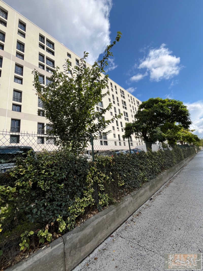 94省Mairie d’Ivry黄线终点站  C 线3分钟 一站François Mitterrand三个房间，租其中一间，家具电器齐全。近13区生活便利，街区安静安全，水电网平摊无顶费，正规住房合同