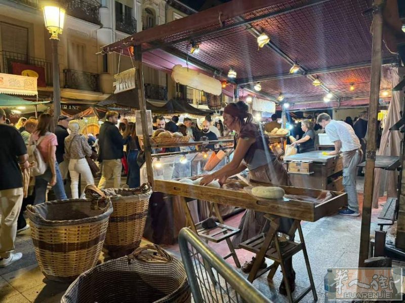 Alcala de henanes步行街服装店带货