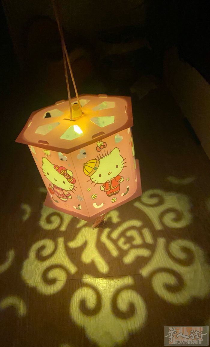 元宵节儿童闹花灯