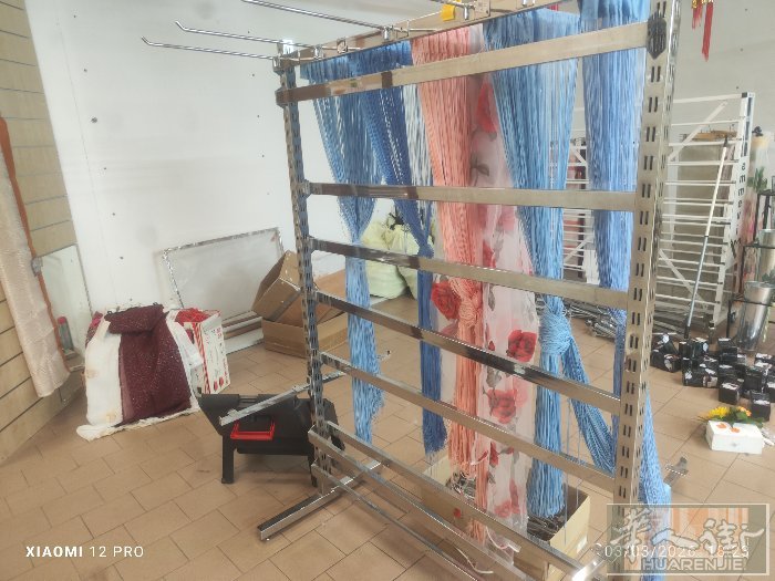 米兰边清仓存货，出售二手货架，自搭铁架，柜子， 防盗扣等等。。保存完好。 有意者