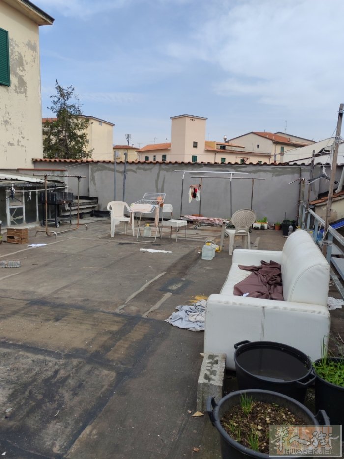中国街一品佳后面与煎饼侠中间位置，布衣工厂招聘车工做西装，夫妻最佳，有香蕉领西装