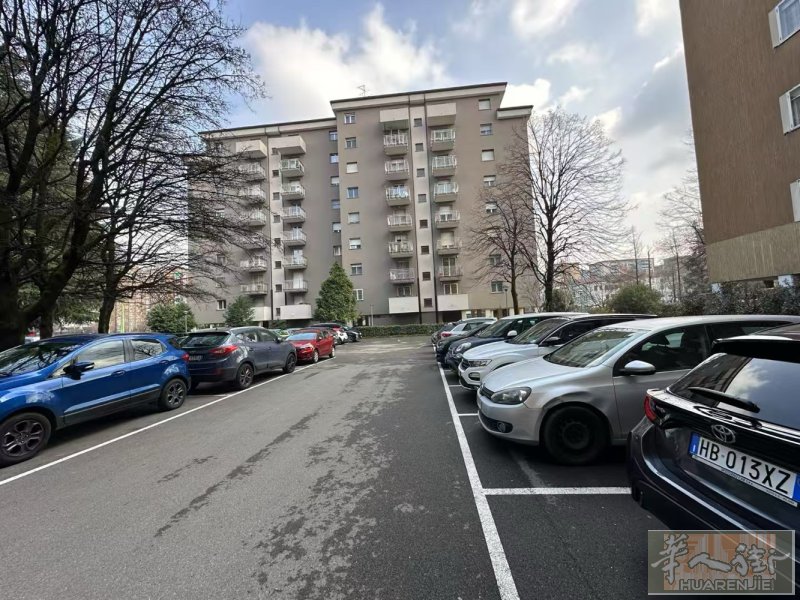 微信milanzufang001 bignami 地铁口，新装修四室出租