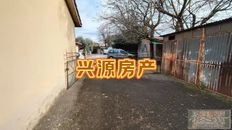 普拉托在Galcian落地房带工厂出售： 住宅：185 平方米  卧室：3 间双